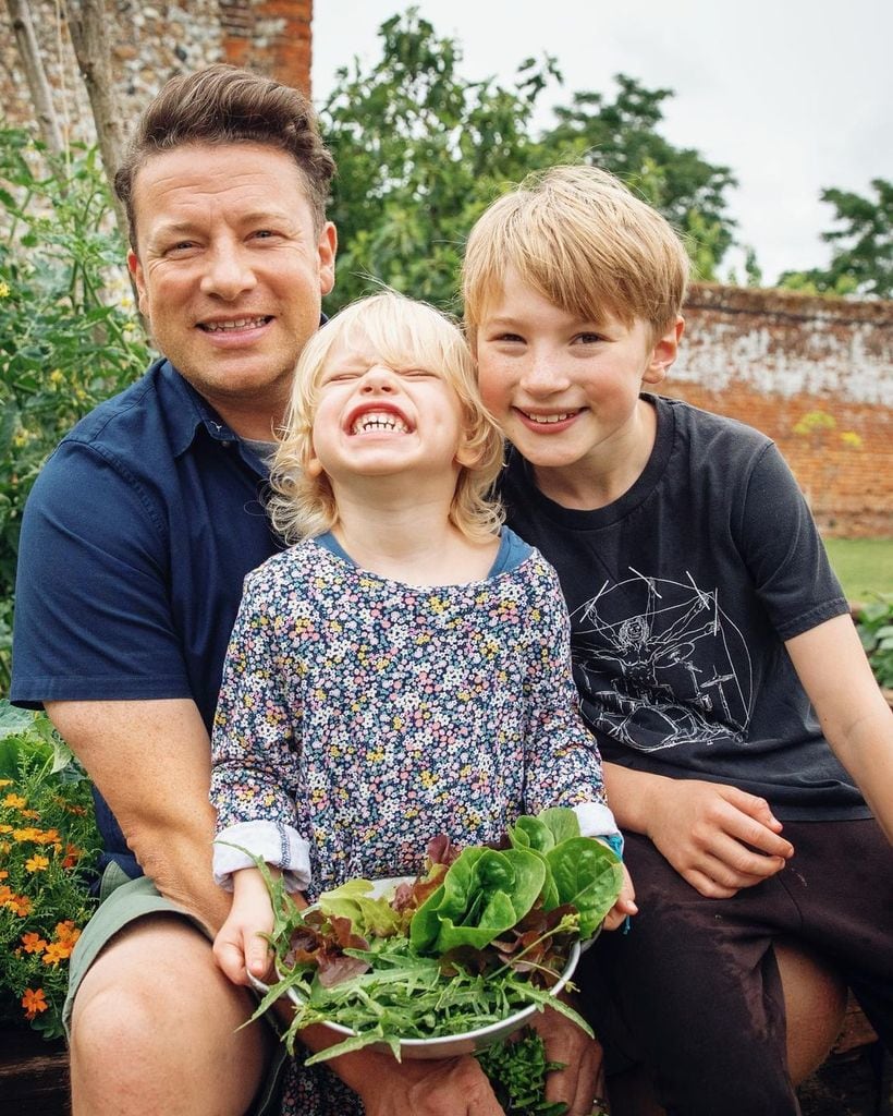 jamie oliver with sons buddy and river 