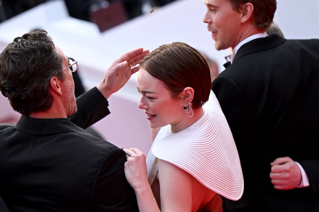 Pedro Pascal éloigne une abeille d'Emma Stone