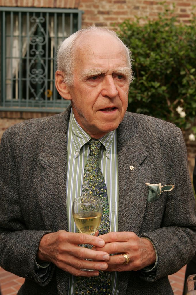 Qu'est-il arrivé à Geneviève Bujold, co-vedette de Richard Burton, nominée aux Oscars ? 5 Paul Almond dans un costume en tweed