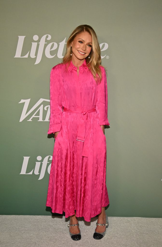 Kelly Ripa in long-sleeved pink dress