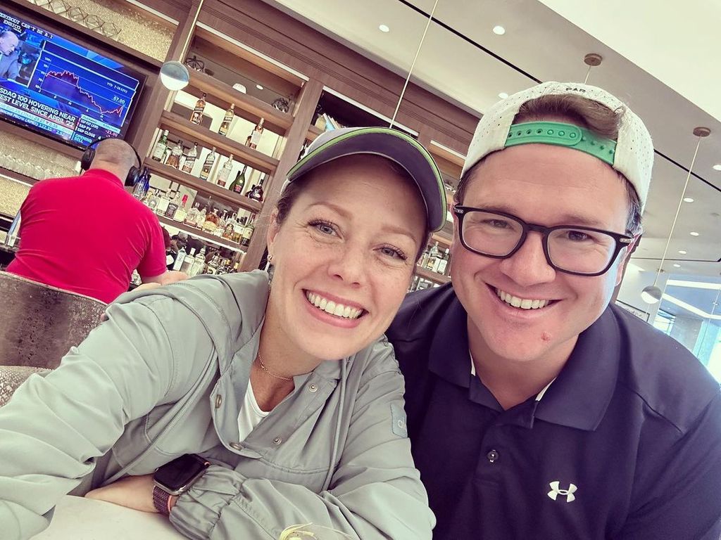 Dylan Dreyer with husband Brian Fichera in the airport lounge