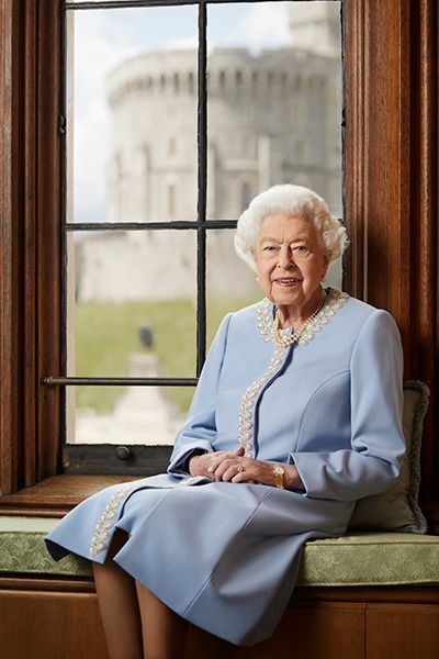the queen platinum jubilee portrait