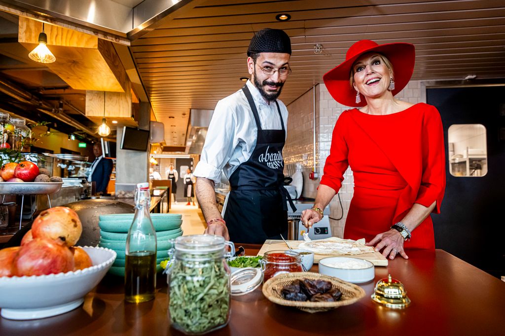 Queen Maxima cooking with chef