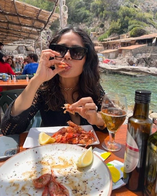 Salma Hayek eats shrimps and sips on beer in Mallorca