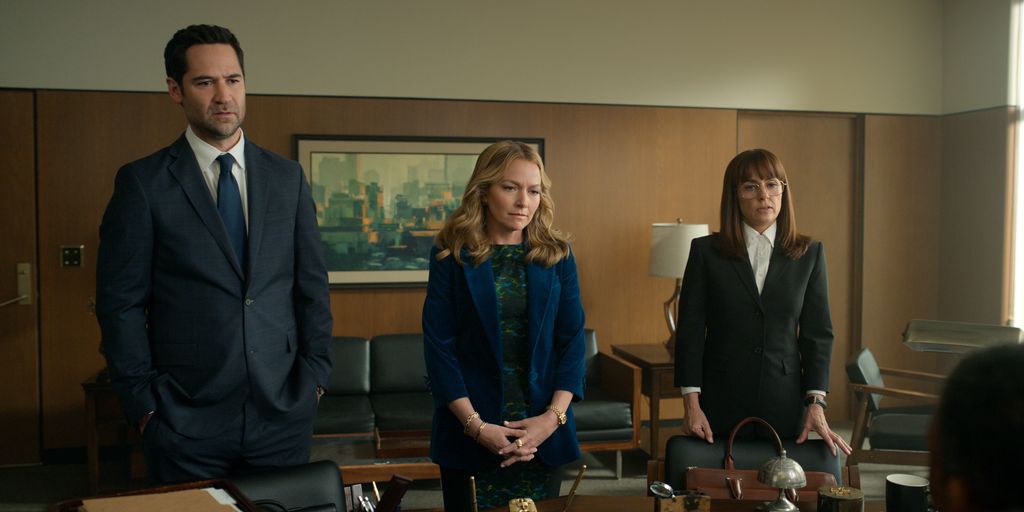 Manuel Garcia-Rulfo dans le rôle de Mickey Haller, Becki Newton dans le rôle de Lorna Crane, Constance Zimmer dans le rôle de Dana Berg dans The Lincoln Lawyer