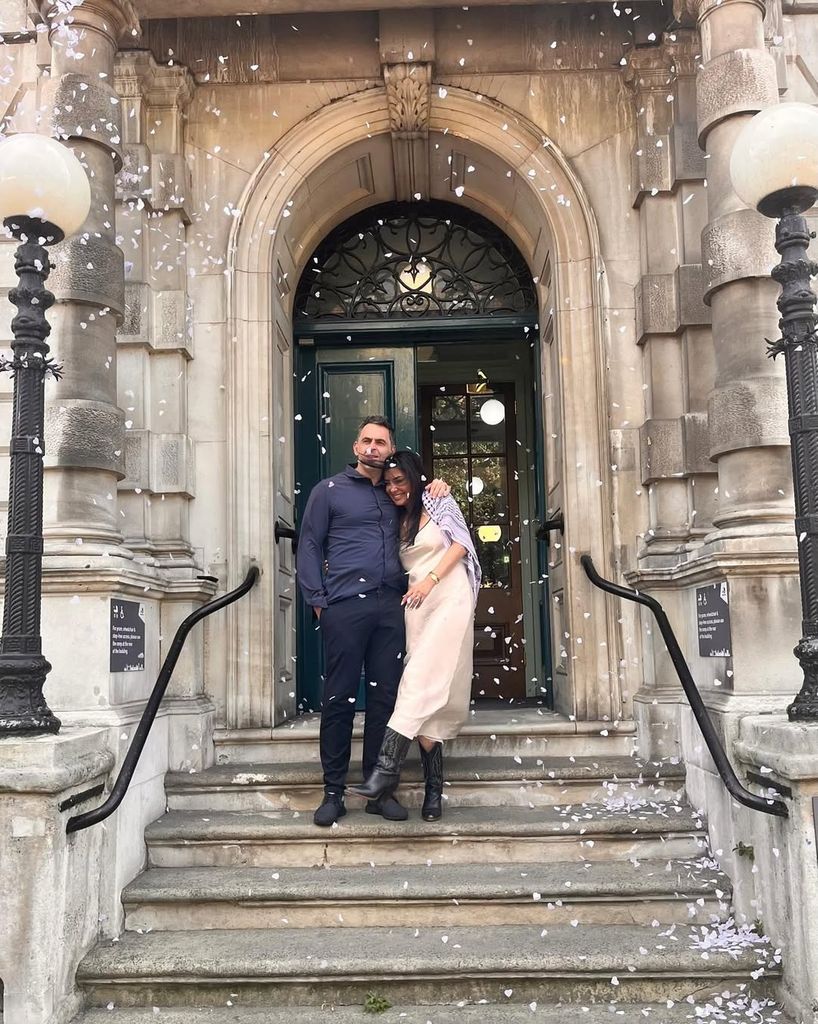 Ronnie O'Sullivan et Laila Rouass sur les marches de la mairie de St George après s'être mariée
