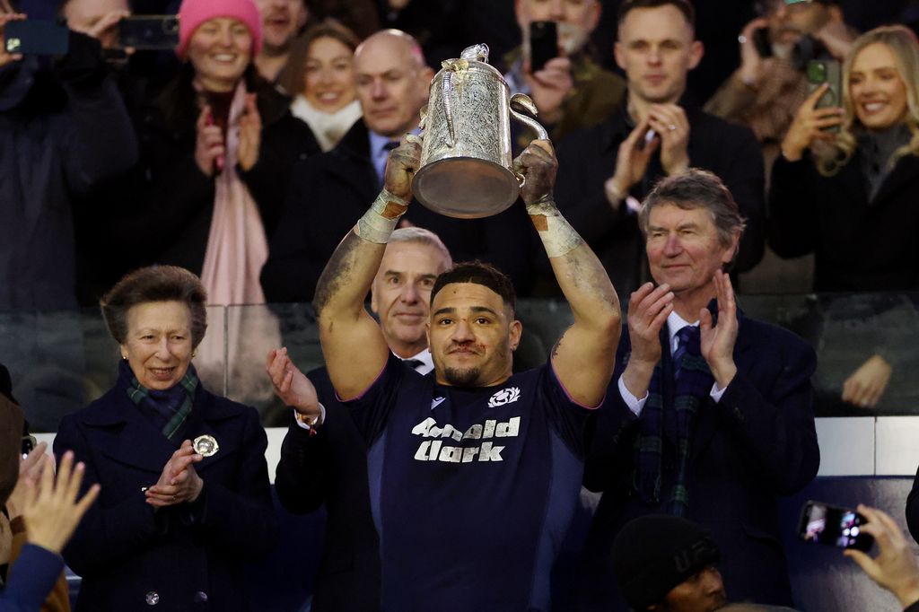 L'interaction maladroite de la princesse Anne avec le capitaine du rugby écossais filmée 2 Une photo de la princesse Anne et de Sione Tuipulotu