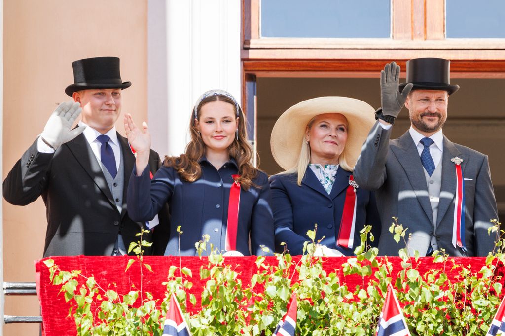 norwegian royal family waving on balcony 