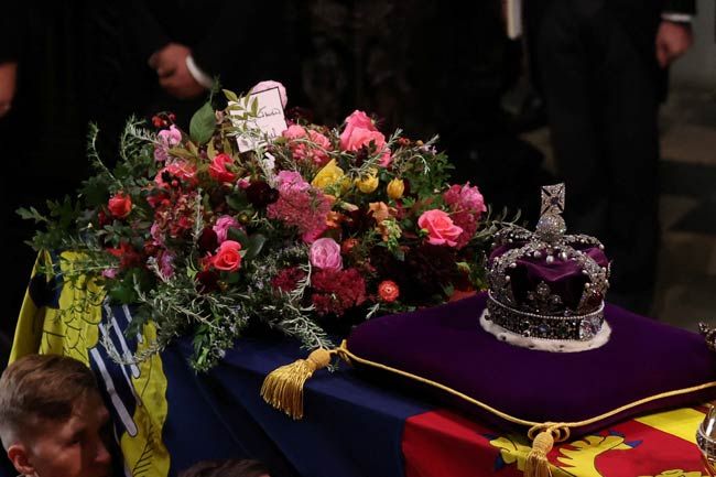 queen elizabeth ii coffin wreath state funeral