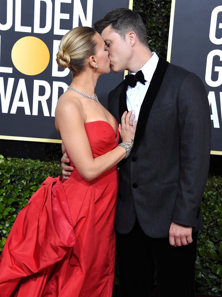 scarlett johansson colin jost kissing red carpet golden globes