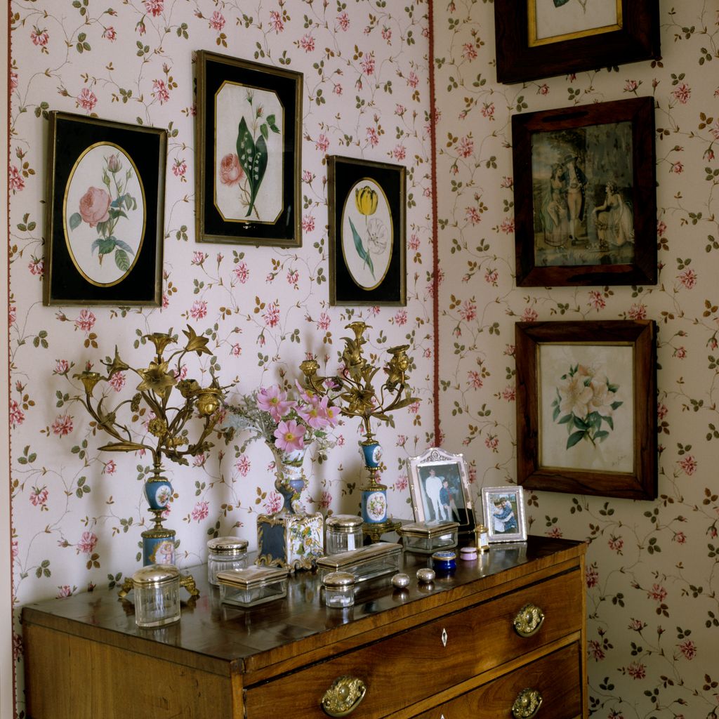 Salle de grand-mère chic avec papier peint floral et coffre de tiroirs