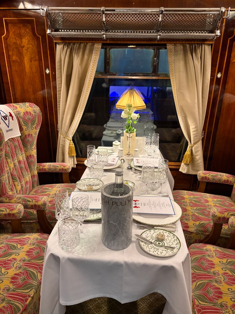 Nous avons eu droit à un dîner de trois plats et du champagne 