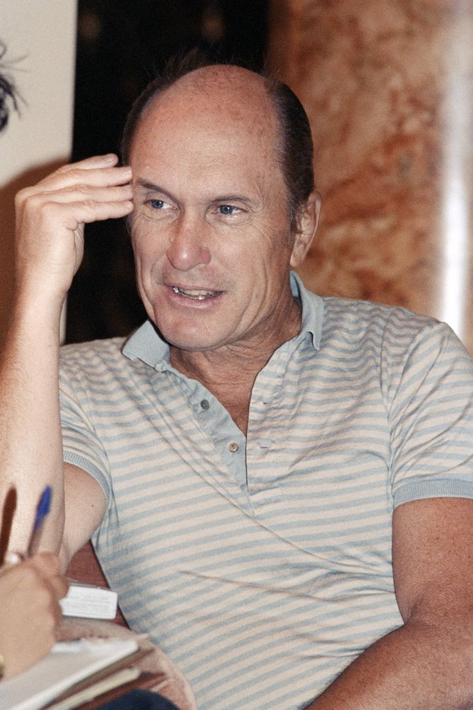 Robert Duvall la main sur la tête