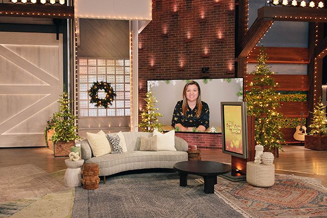 kelly clarkson show presenting from home