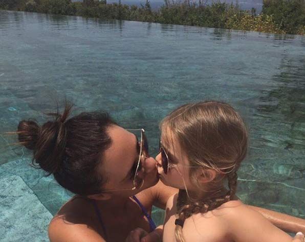 10 Victoria Beckham Harper kiss