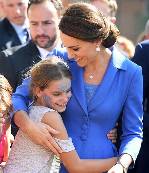 kate middleton hugs girl with face paint