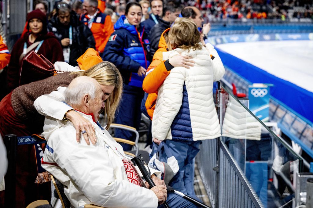 La reine Maxima des Pays-Bas salue le roi Harald de Norvège avec un câlin 