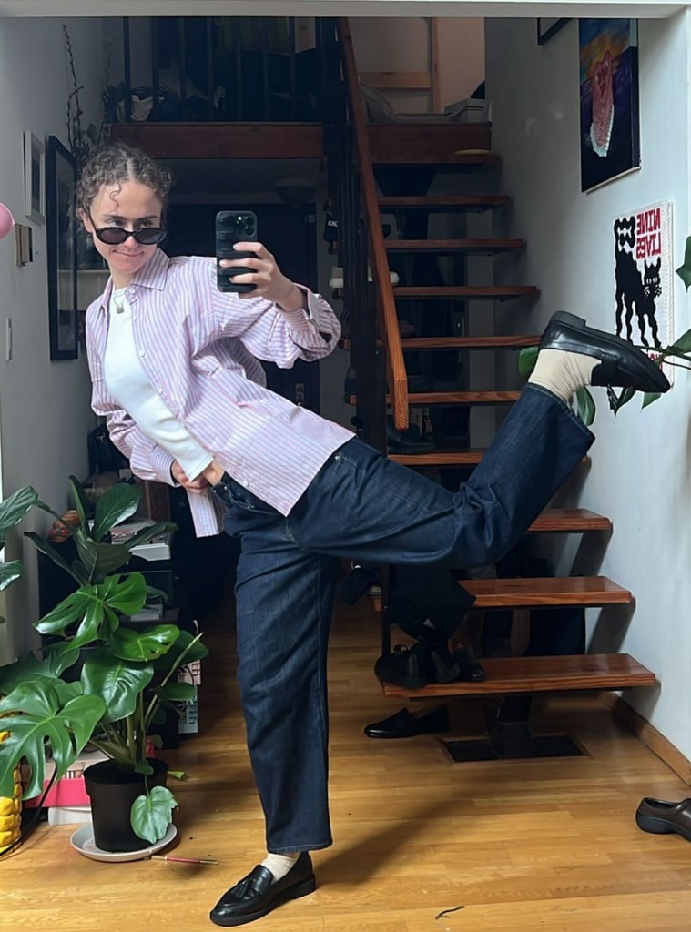 Foto compartilhada por Ella Emhoff no Instagram em 8 de setembro como parte de uma postagem com várias selfies no espelho dentro de seu apartamento em Nova York