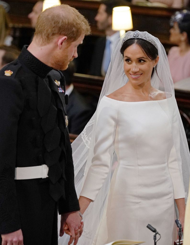Meghan sonríe a Harry en el altar