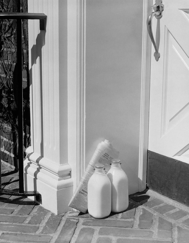 1950s GLASS MILK BOTTLES AND NEWSPAPER BY FRONT DOOR HOME DELIVERY  (Photo by H. Armstrong Roberts/ClassicStock/Getty Images)