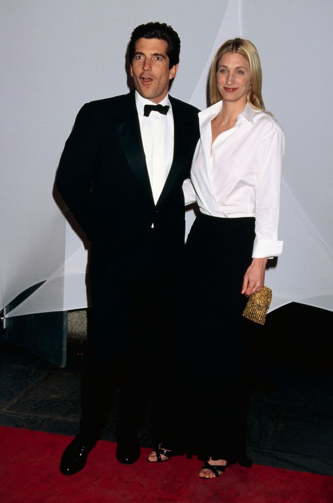 John F. Kennedy Jr. e sua esposa Carolyn Bessette Kennedy no Museu Whitney de Arte Americana para o Brite Nite Whitney, evento anual de arrecadação de fundos do Whitney patrocinado pelo Merrill Lynch, 1999