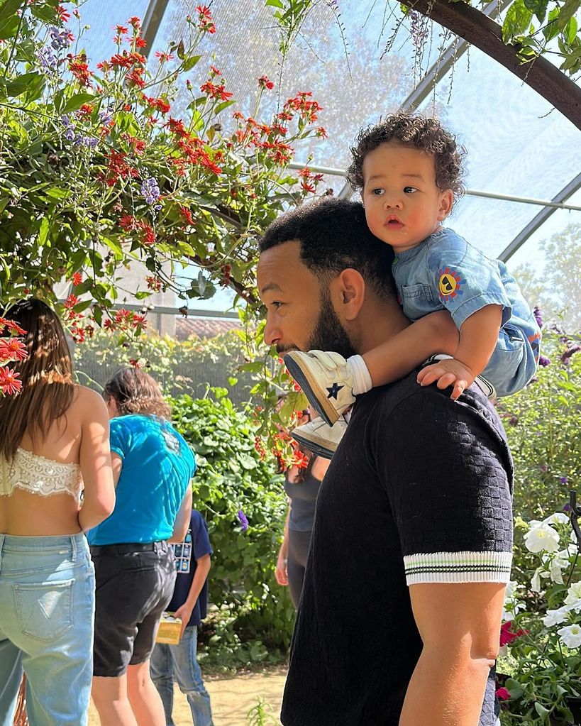 John Legend com o bebê Wren nos ombros