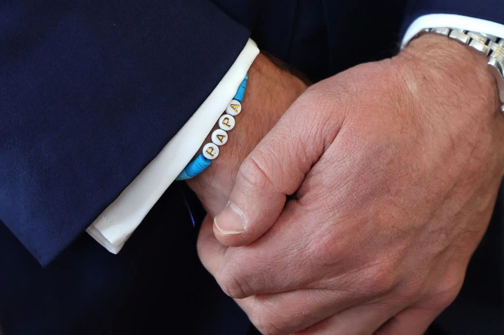 Prince William wears the bracelet his daughter Charlotte made him