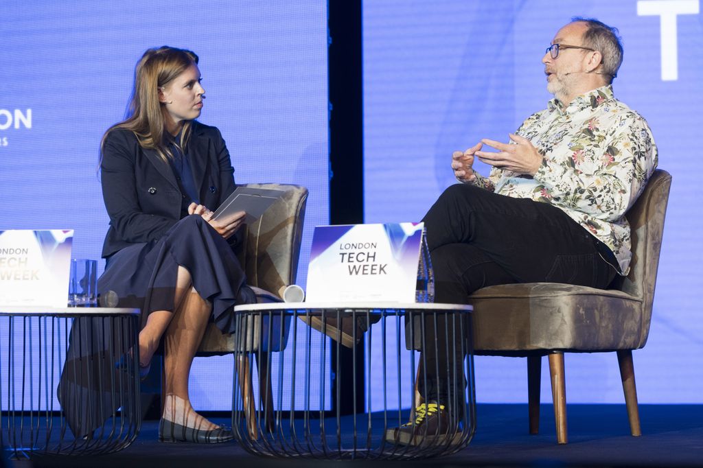 Princesa Beatrice que está hablando con el especialista en Wikipedia en el escenario
