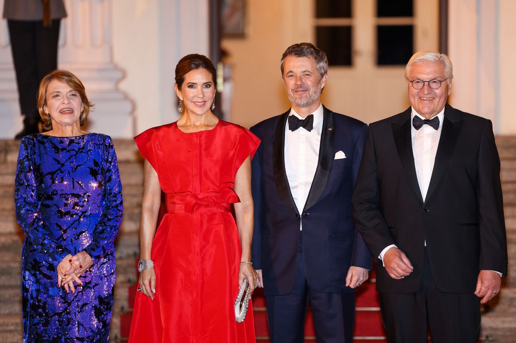 Elke BÜdenbender, duńska królowa Maria, król Fryderyk X i prezydent Niemiec Frank-Walter Steinmeier pozują w eleganckich sukienkach