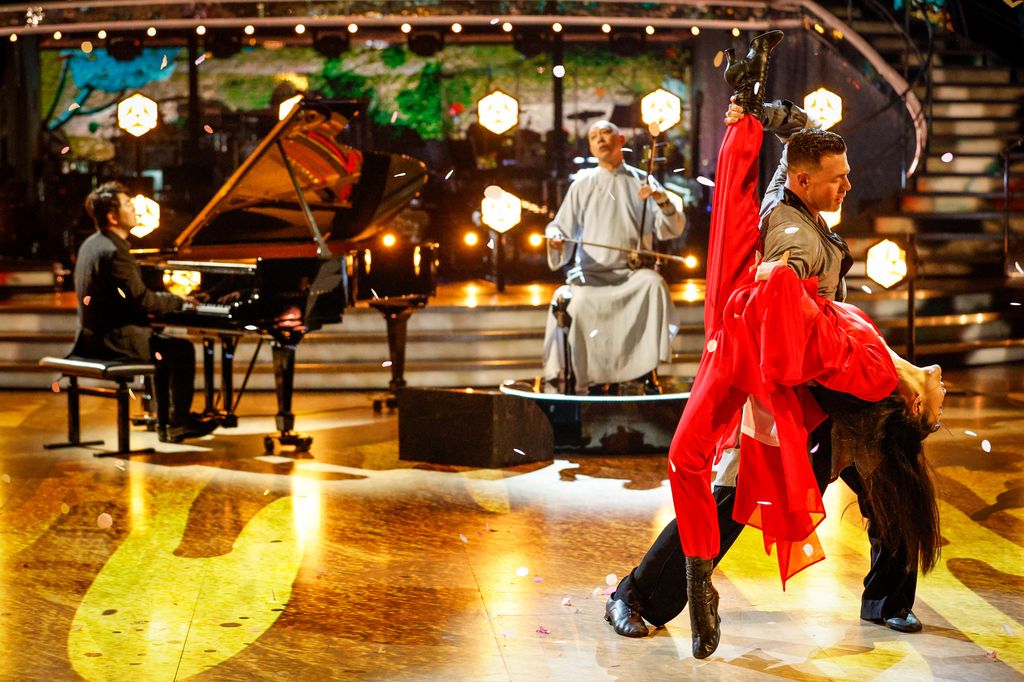 Nancy Xu and Kai Widdrington performed to Lang Lang's 'Reflection' from Mulan