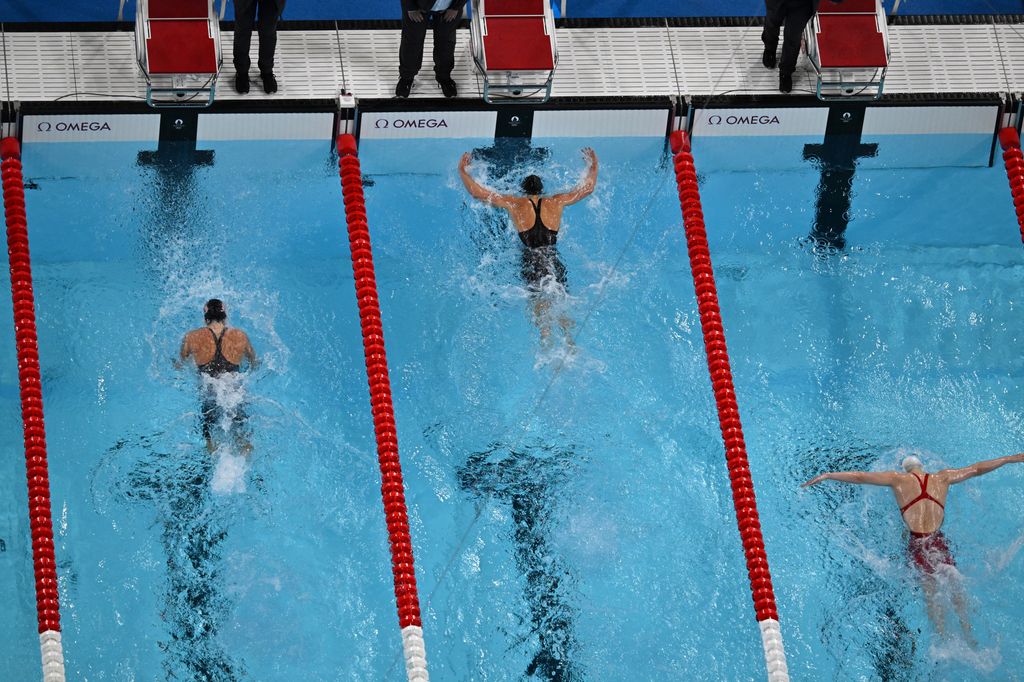 An overview shows Canada's Summer Mcintosh (C), US' Regan Smith (L) and China's Zhang Yufei (R) competing the final of the women's 200m butterfly swimming event 