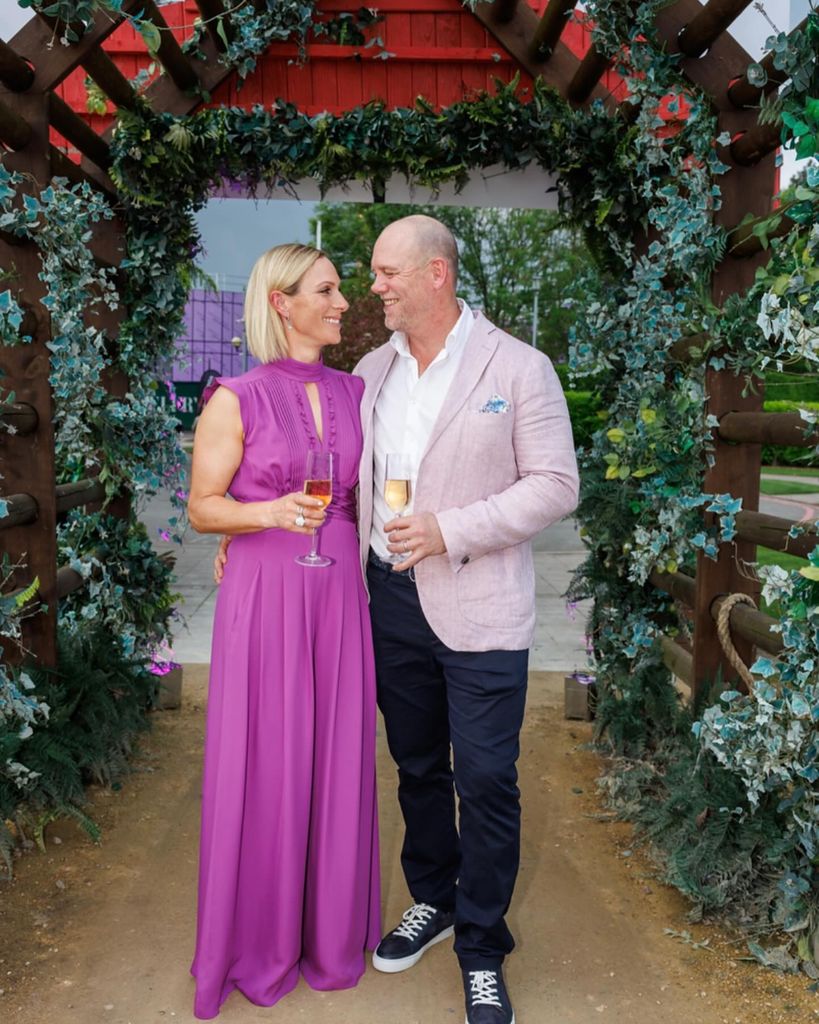 Mike Tindall y Zara Tindall con ropa inteligente mirando solo los ojos 