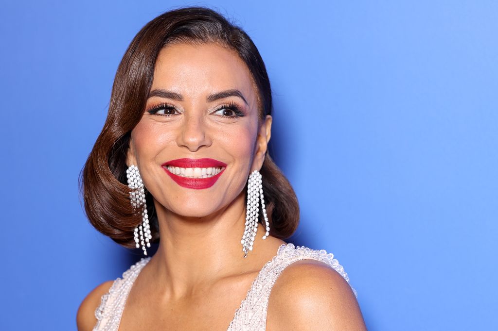 Eva's chic waves framed her face