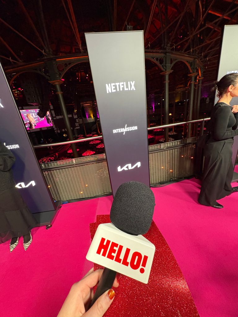 A hello mic and interview cards