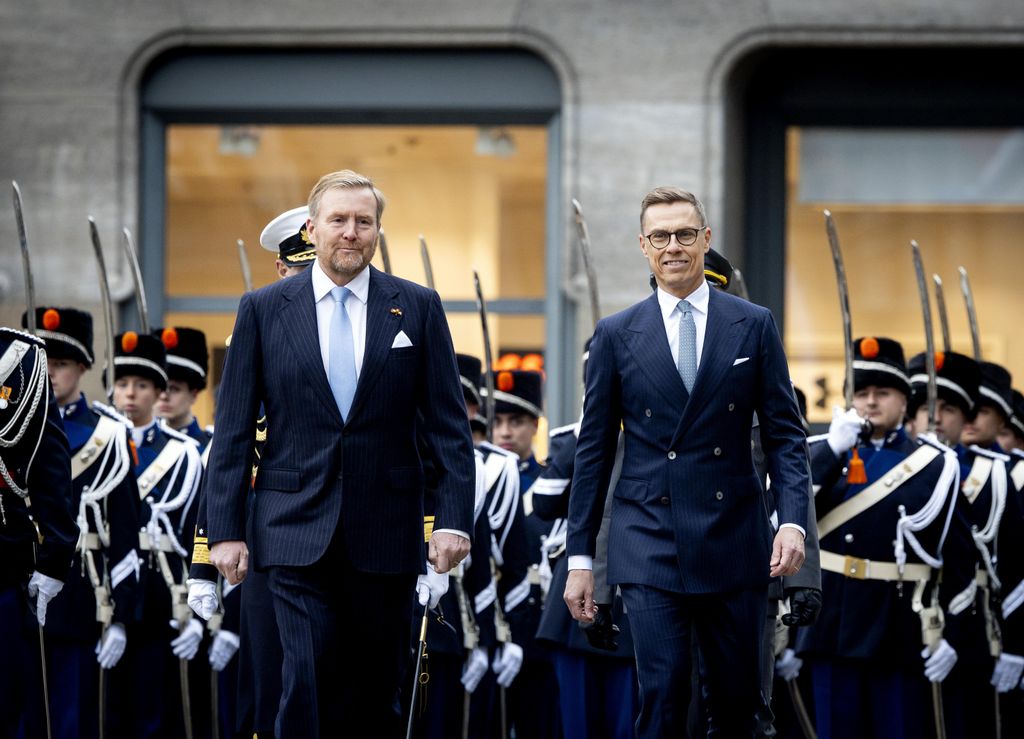 King Willem-Alexander walking with Finnish president Alexander Stubb