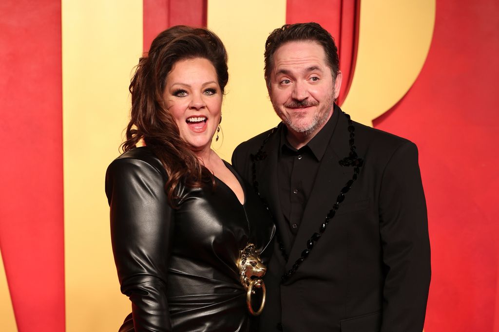 Melissa McCarthy e Ben Falcone na festa do Oscar da Vanity Fair de 2024, realizada no Wallis Annenberg Center for the Performing Arts em 10 de março de 2024 em Beverly Hills, Califórnia.