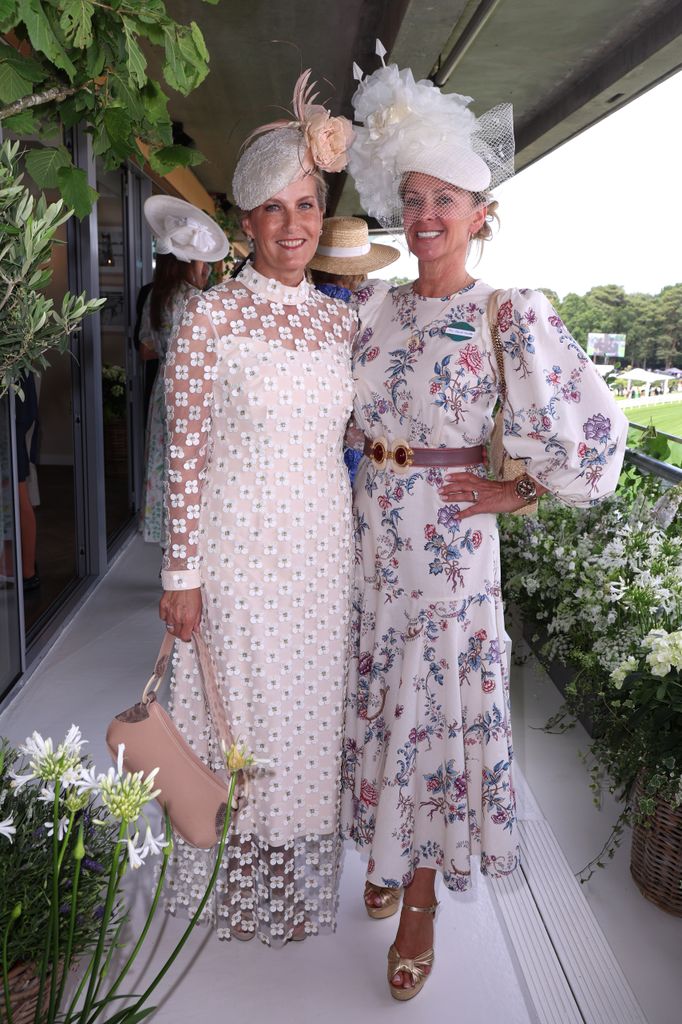 Ascot, Inglaterra - Junio ​​- Junio: Fiona Howden y HRH Duch Stow (L) Go Royal Ascot el 17 de junio. (Foto de Hoda de Davaine para Crown / Firety Group)