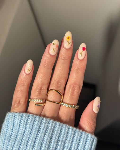 floral beige nail manicure idea