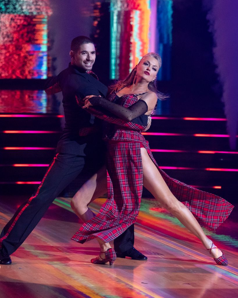 Elaine Hendrix and Alan Bersten perform on DWTS