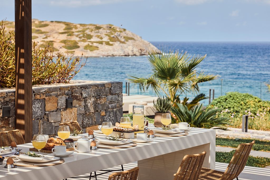 Villa Melitina in Mochlos breakfast table with coastal view