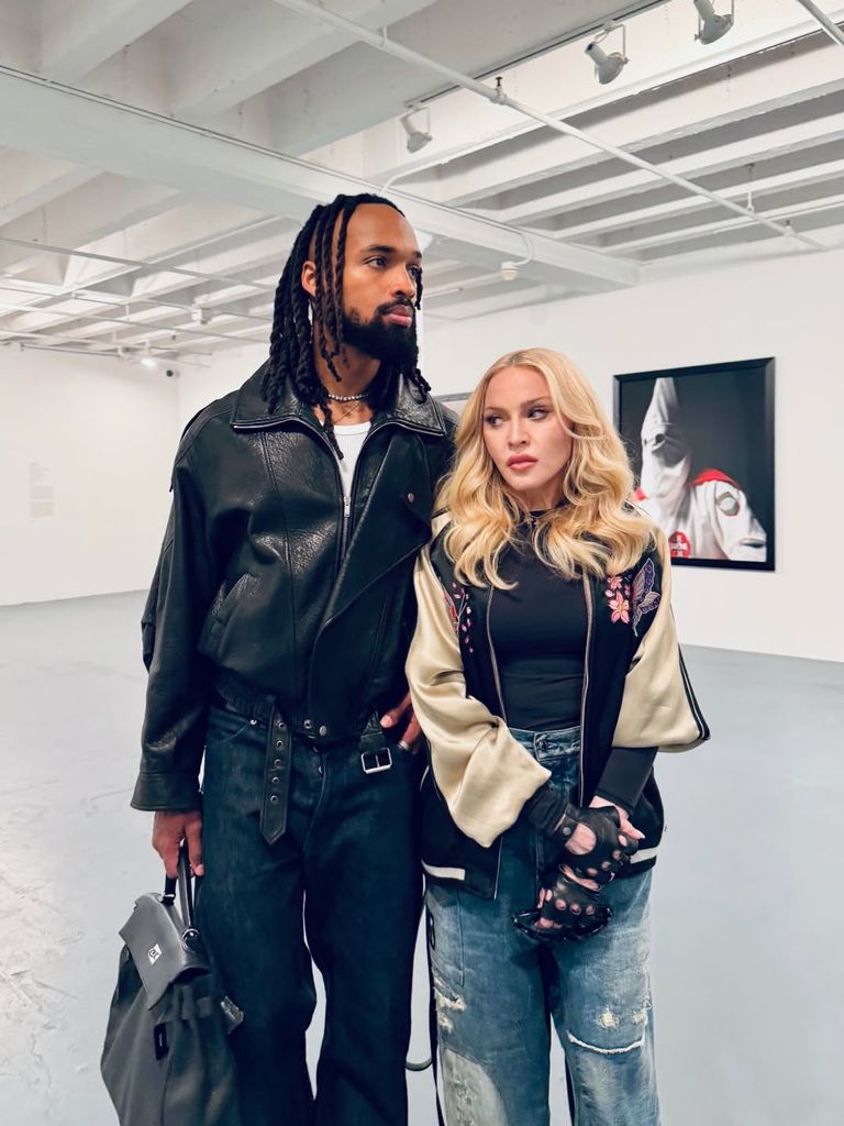 photo instagram de Madonna et de son petit ami Akeem Morris dans une galerie d'art