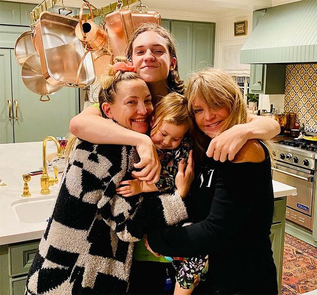 kate hudson with family kitchen