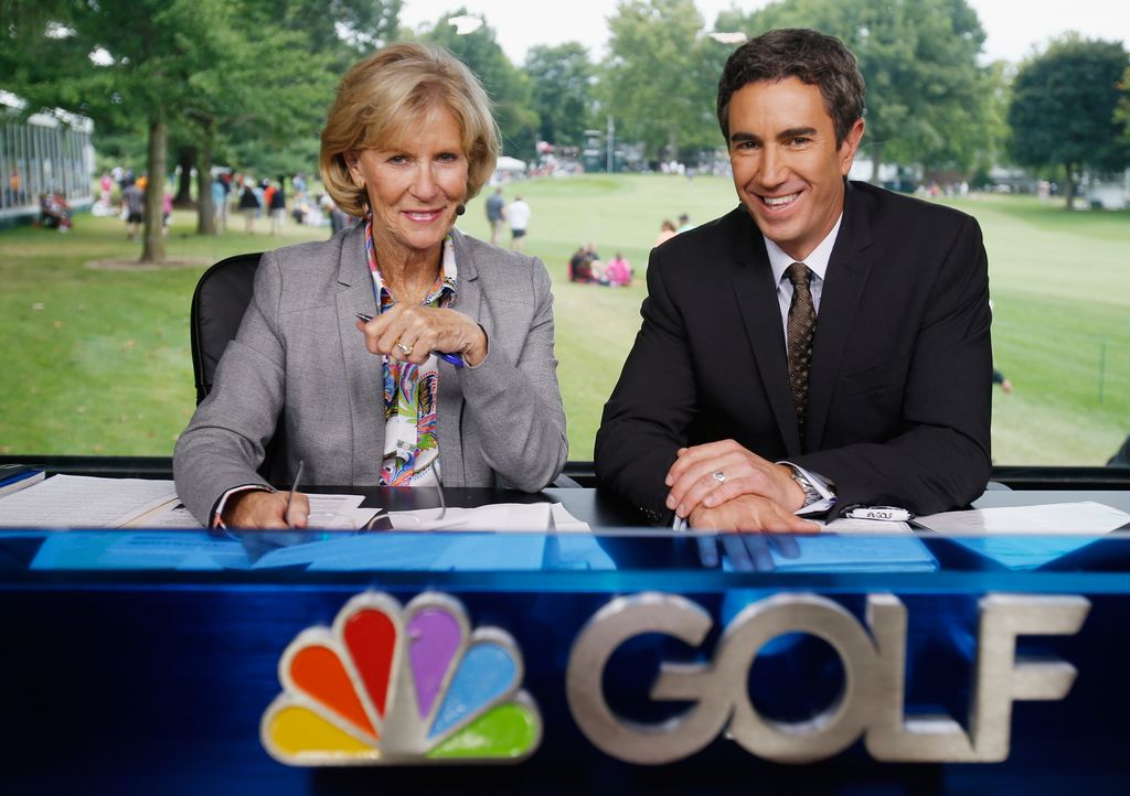 Jusy Rankin (à gauche) et Terry Gannon de Golf Channel rapportent la pièce lors de la troisième manche du championnat Wegmans LPGA au Monroe Golf Club le 16 août 2014 à Pittsford, New York.