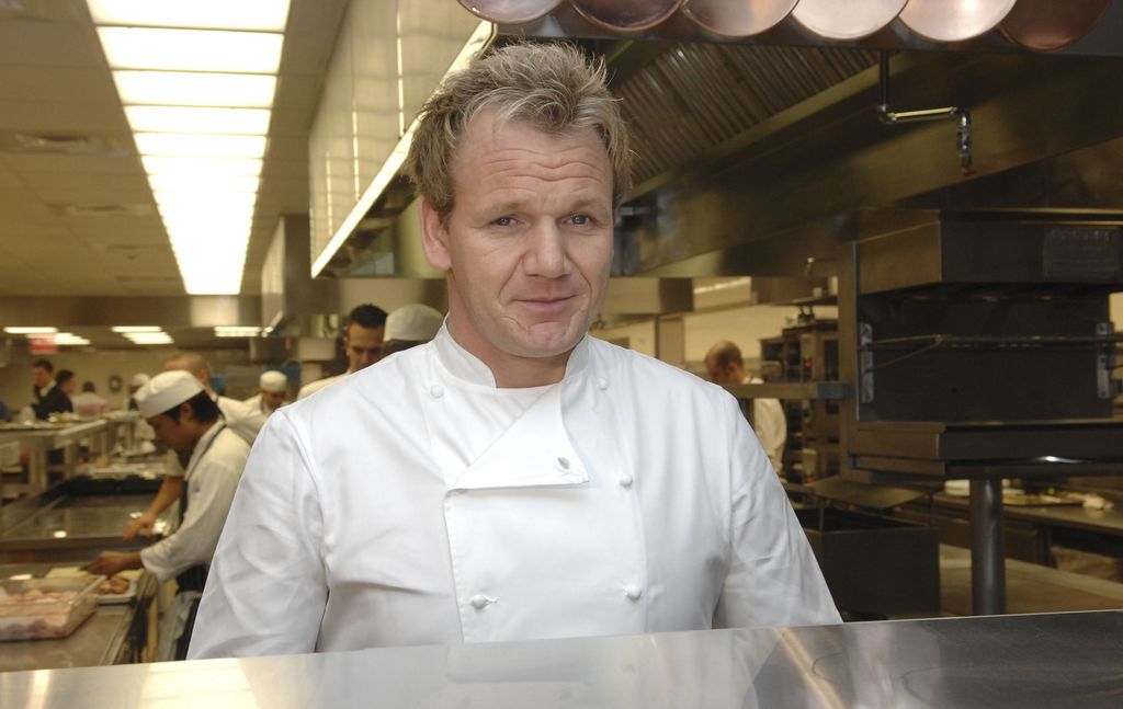 Gordon Ramsay debout dans la cuisine d’un restaurant
