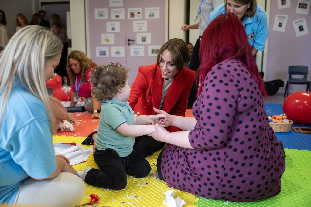 Princess Kate joins a family portage session at the Orchards Centre