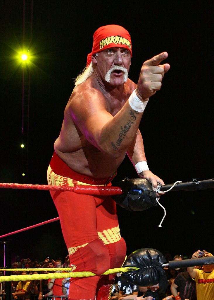 Hulk Hogan fait des gestes au public lors de sa tournée Hulkamania au Burswood Dome le 24 novembre 2009 