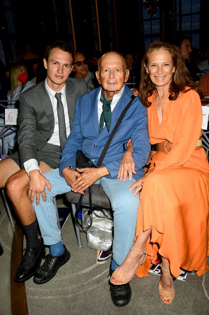 Ansel Elgort, Arthur Elgort et Grethe Barrett Holby assistent à la 8e édition des Fashion Media Awards du Daily Front Row le 9 septembre 2021 à New York.