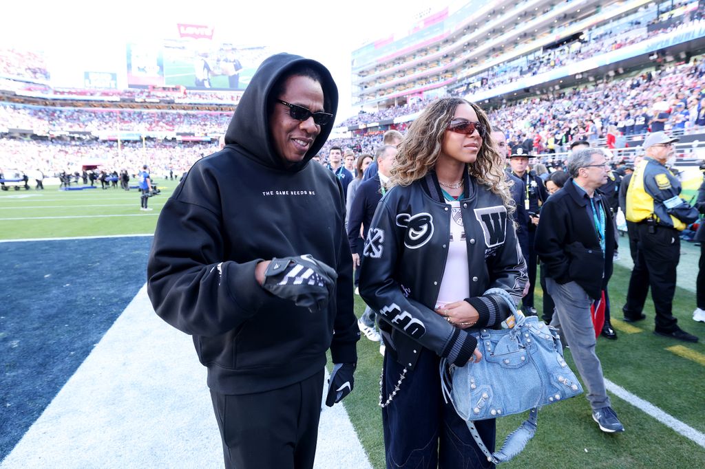 Jay-Z et sa fille Blue Ivy Carter avant le début du Super Bowl LX entre les Seahawks de Seattle et les Patriots de la Nouvelle-Angleterre au Levi's Stadium le 8 février 2026 à Santa Clara, en Californie.