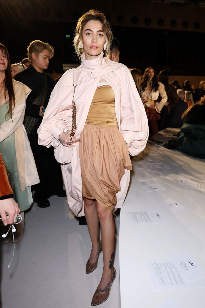 Paris Jackson en veste rose et jupe beige au défilé Chloé automne/hiver 2026