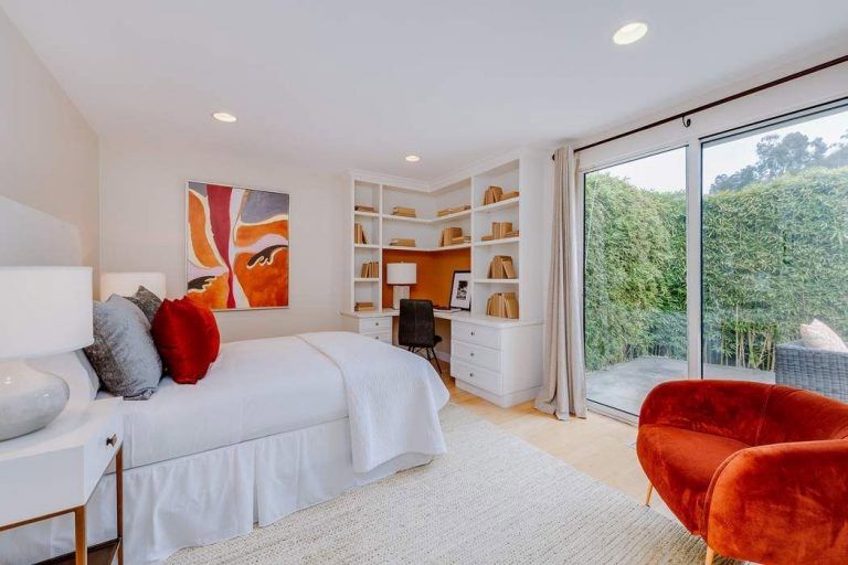 9 Taylor Swift house bedroom
